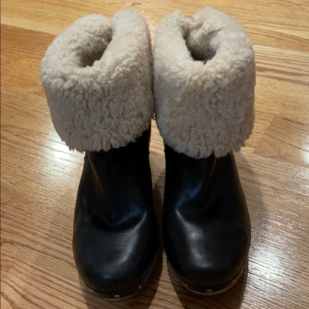 Clog Sherpa Ugg Boots. Black. Size 8.